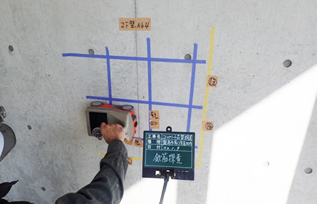 コンクリート構造物内の鉄筋の位置をレーダーにて解析しマーキングする。